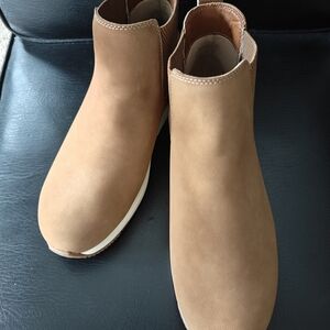 Woman's Eastlake Woodford Chelsea Faux Suede Boot